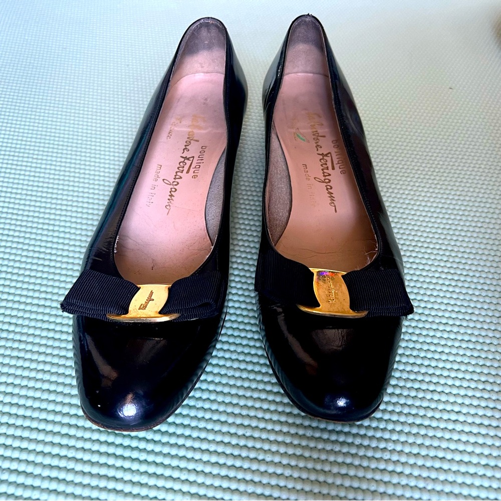 Salvatore Ferragamo Vara Bow Low Block Heel Pump, Black Patent Leather 7-1/2 AA
